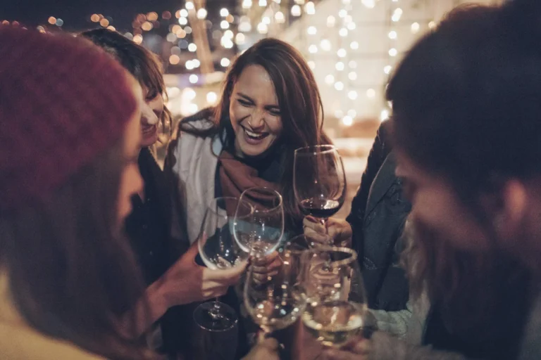 Ein fröhliches Bild mit Freunden die lachen und gemeinsam anstossen.